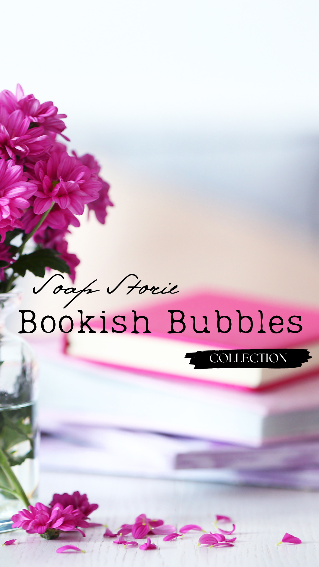 boekenstapel met roze en paarse tonen met aan de voorzijde roze bloemblaadjes en een vaas gevuld met roze bloemen